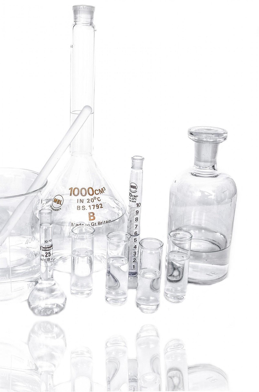 一種兼具除水與催化功能的聚氨酯多功能除水劑的開(kāi)發(fā)，旨在簡(jiǎn)化生產(chǎn)工藝并提高效率。
